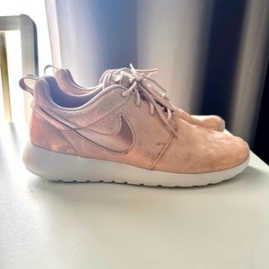Women’s size 8 rose gold/ light pink Nike Shoes.